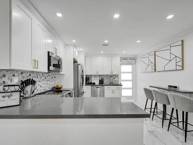 814 SE 14th St, Fort Lauderdale FL 33316