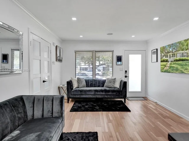 814 SE 14th St, Fort Lauderdale FL 33316