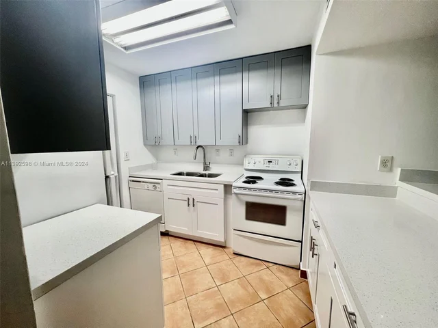 10755 SW 108 AV # 302, Kendall FL 33176