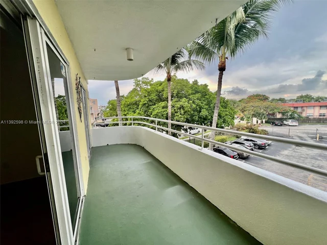 10755 SW 108 AV # 302, Kendall FL 33176