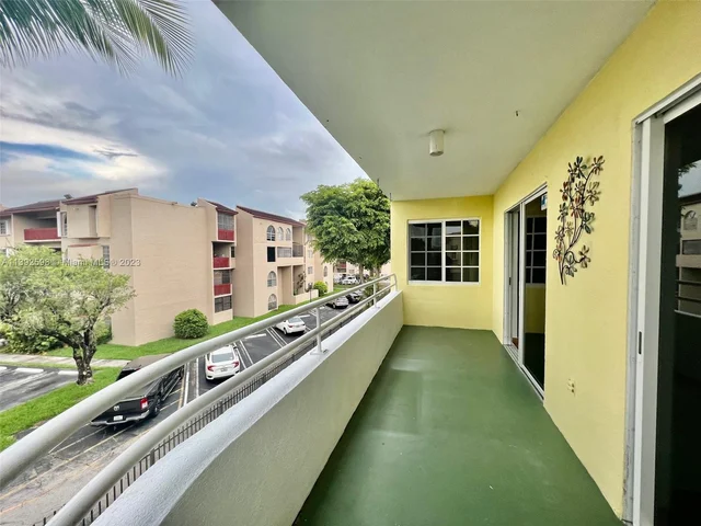 10755 SW 108 AV # 302, Kendall FL 33176