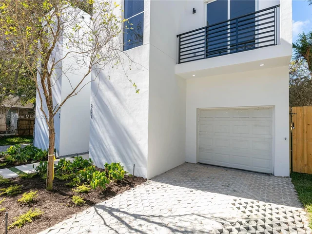 3164 Plaza St, Miami FL 33133