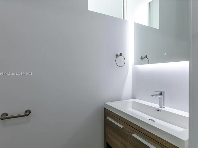 3164 Plaza St, Miami FL 33133