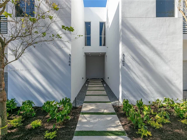 3164 Plaza St, Miami FL 33133