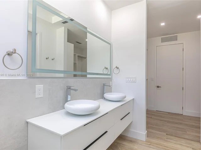 3164 Plaza St, Miami FL 33133