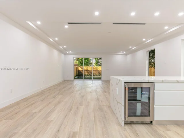 3164 Plaza St, Miami FL 33133