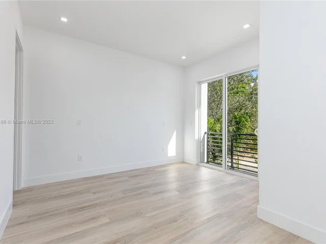 3164 Plaza St, Miami FL 33133