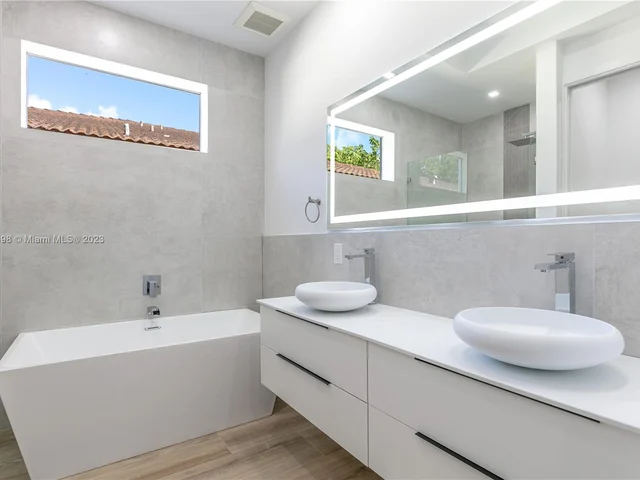 3164 Plaza St, Miami FL 33133