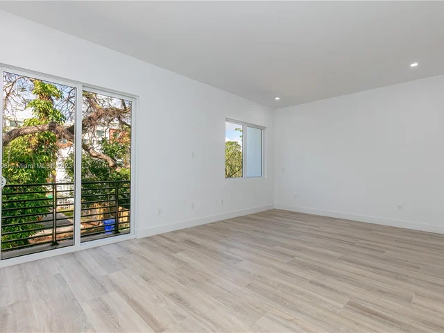 3164 Plaza St, Miami FL 33133