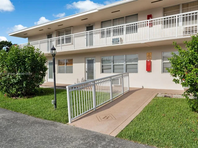 18 Hastings # B, West Palm Beach FL 33417