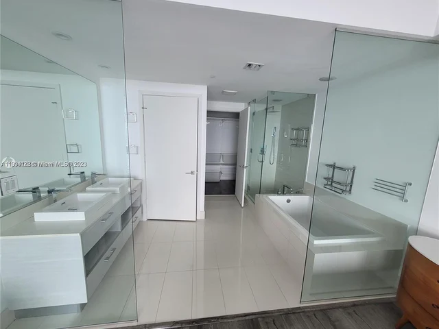 650 NE 32nd St # 3905, Miami FL 33137