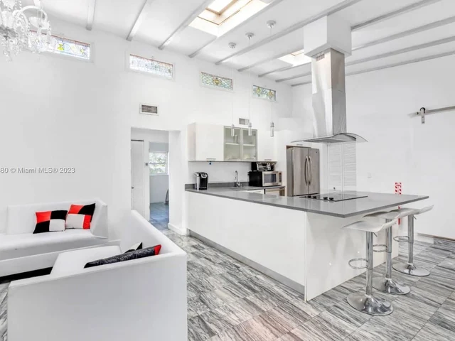 910 NE 81st St, Miami FL 33138