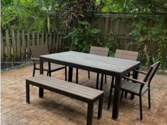 910 NE 81st St, Miami FL 33138