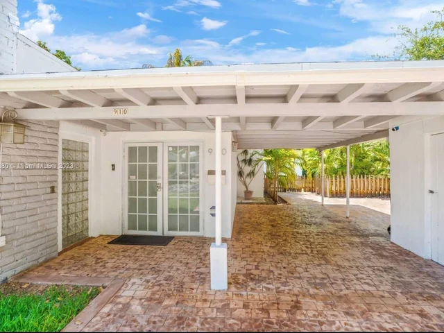 910 NE 81st St, Miami FL 33138