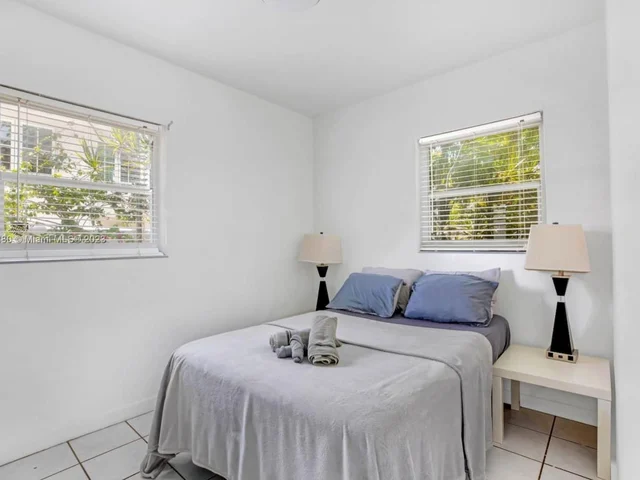 910 NE 81st St, Miami FL 33138