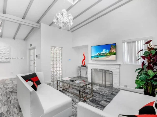 910 NE 81st St, Miami FL 33138