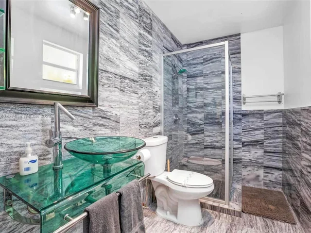 910 NE 81st St, Miami FL 33138