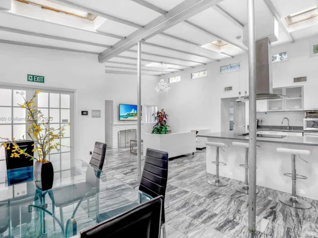 910 NE 81st St, Miami FL 33138