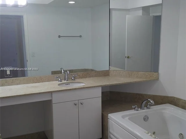 4775 Collins Ave # 2208, Miami Beach FL 33140
