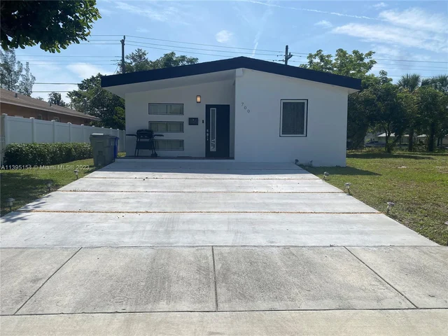 700 NW 17th Ter, Pompano Beach FL 33069
