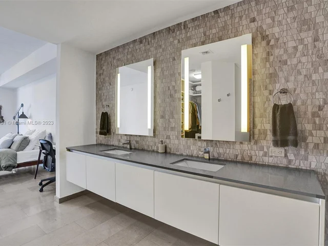 88 SW 7th St # 1203, Miami FL 33130