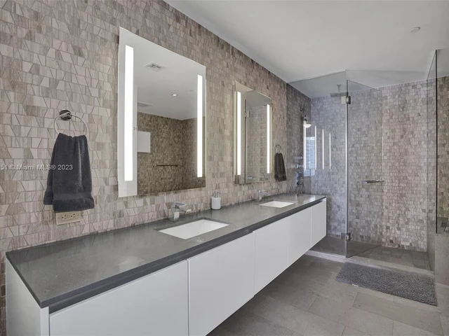 88 SW 7th St # 1203, Miami FL 33130