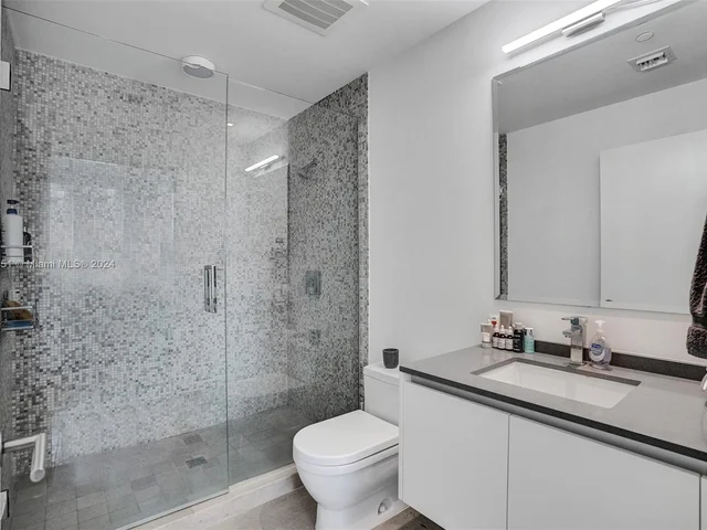 88 SW 7th St # 1203, Miami FL 33130