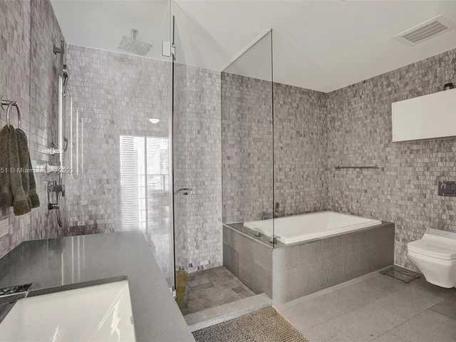 88 SW 7th St # 1203, Miami FL 33130