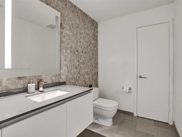 88 SW 7th St # 1203, Miami FL 33130