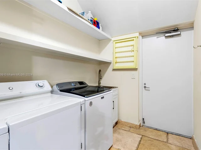 6101 W Laguna Dr W # 4, Miami Beach FL 33141