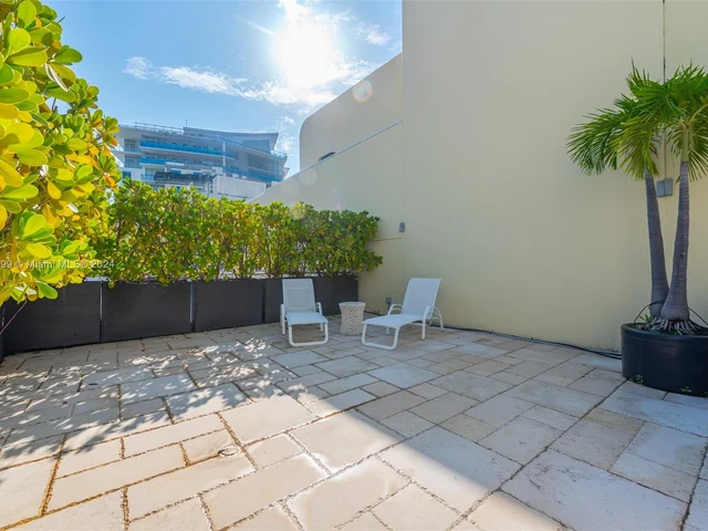 6101 W Laguna Dr W # 4, Miami Beach FL 33141