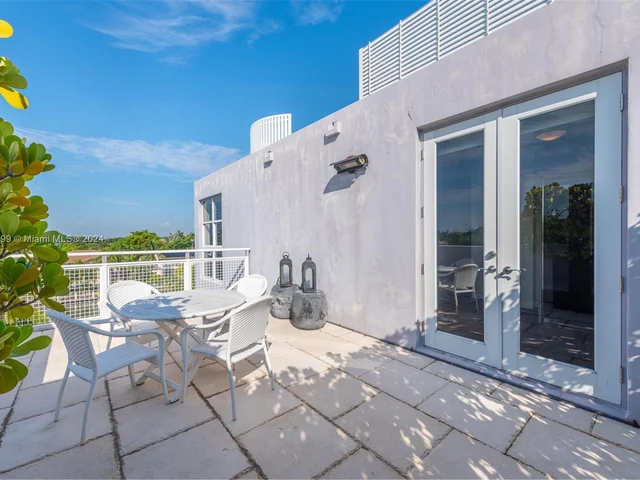 6101 W Laguna Dr W # 4, Miami Beach FL 33141