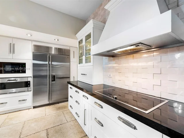 6101 W Laguna Dr W # 4, Miami Beach FL 33141