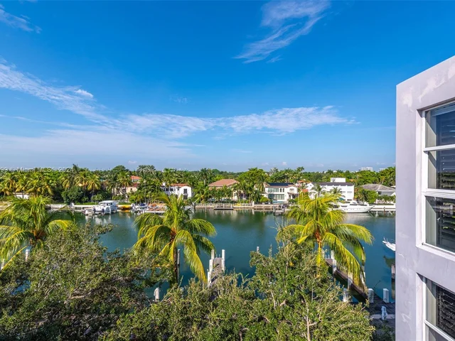 6101 W Laguna Dr W # 4, Miami Beach FL 33141