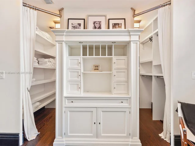 6101 W Laguna Dr W # 4, Miami Beach FL 33141