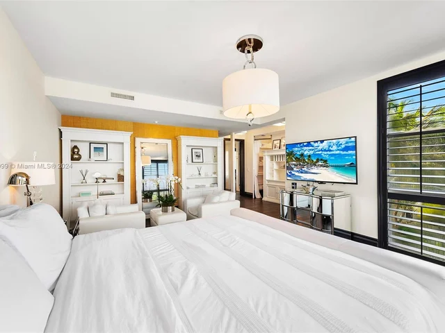 6101 W Laguna Dr W # 4, Miami Beach FL 33141