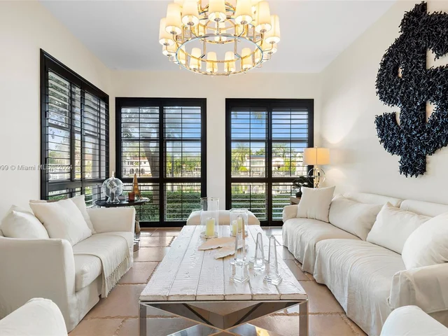 6101 W Laguna Dr W # 4, Miami Beach FL 33141