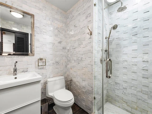 6101 W Laguna Dr W # 4, Miami Beach FL 33141