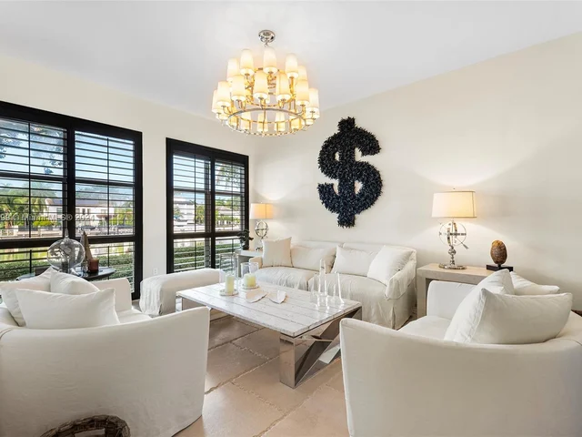 6101 W Laguna Dr W # 4, Miami Beach FL 33141