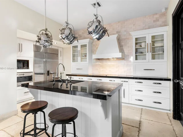 6101 W Laguna Dr W # 4, Miami Beach FL 33141