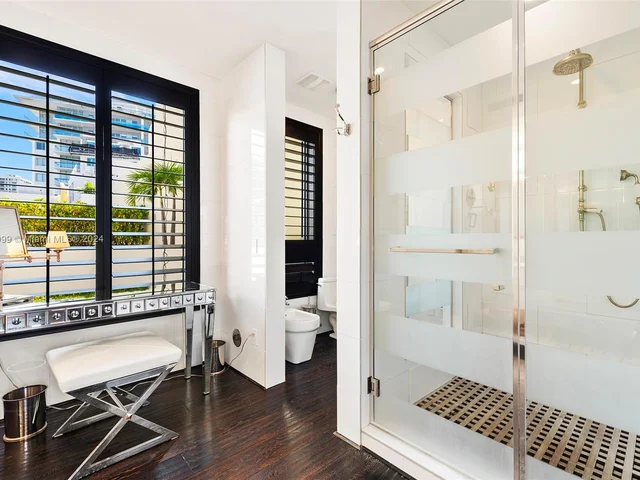 6101 W Laguna Dr W # 4, Miami Beach FL 33141