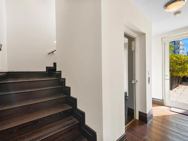 6101 W Laguna Dr W # 4, Miami Beach FL 33141