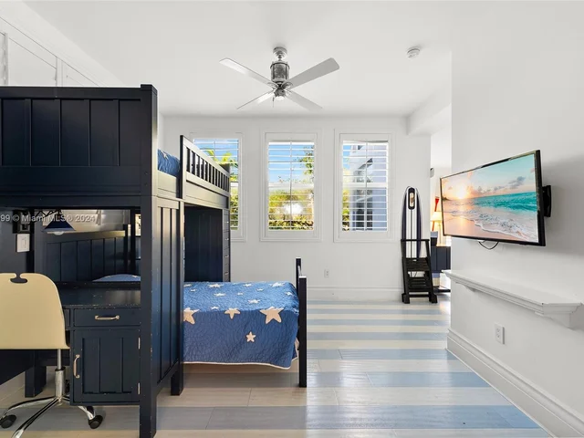 6101 W Laguna Dr W # 4, Miami Beach FL 33141