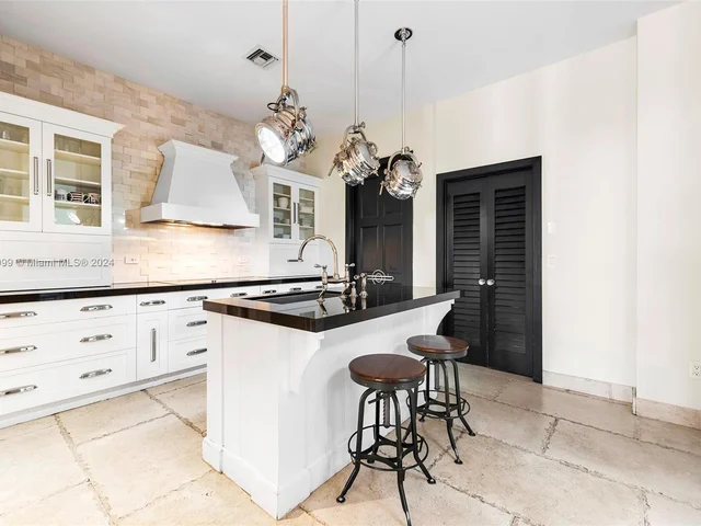 6101 W Laguna Dr W # 4, Miami Beach FL 33141