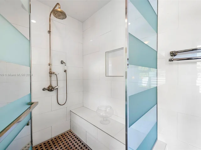 6101 W Laguna Dr W # 4, Miami Beach FL 33141