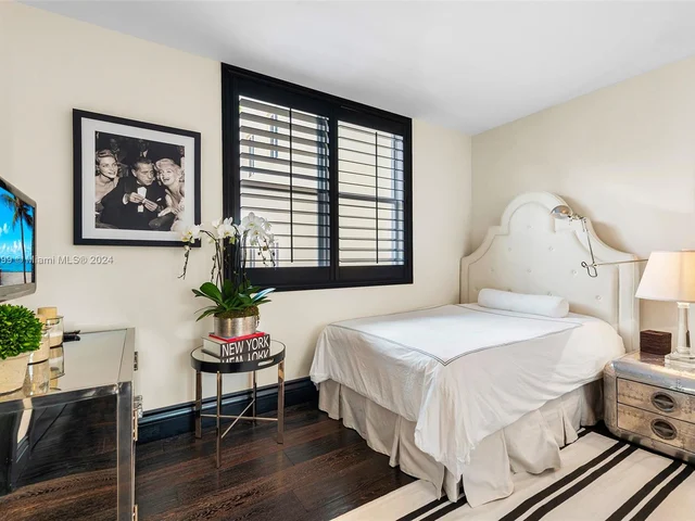 6101 W Laguna Dr W # 4, Miami Beach FL 33141