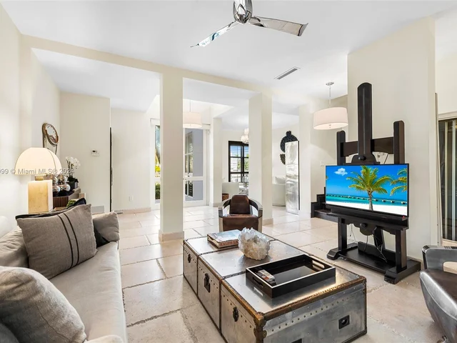 6101 W Laguna Dr W # 4, Miami Beach FL 33141