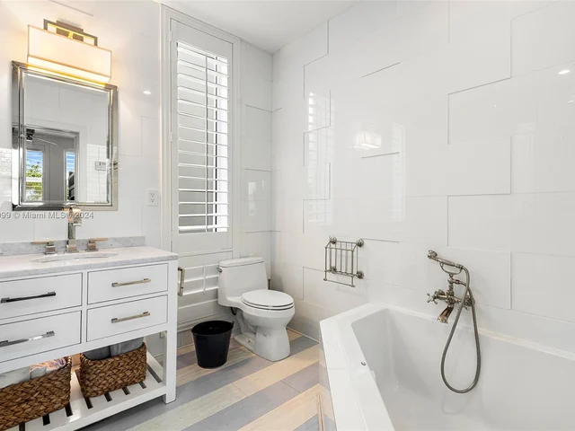 6101 W Laguna Dr W # 4, Miami Beach FL 33141