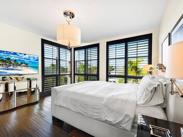 6101 W Laguna Dr W # 4, Miami Beach FL 33141