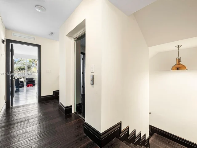 6101 W Laguna Dr W # 4, Miami Beach FL 33141